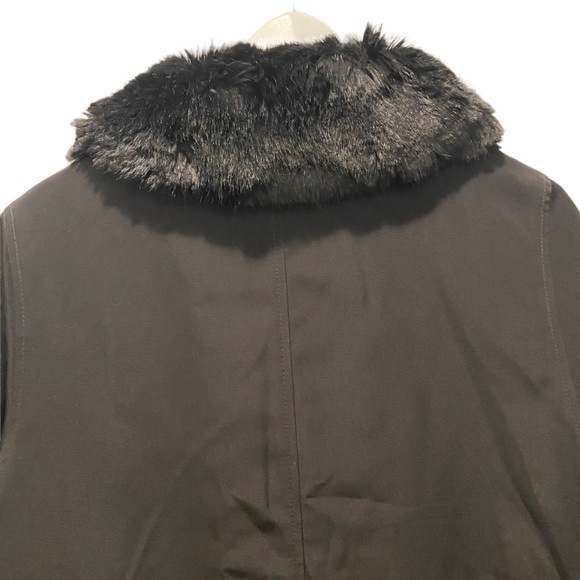 Jacques Vert black coat with faux fur collar and cuffs and toggle closure - Picture 5 of 10